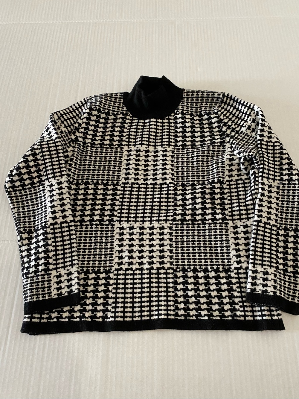 Joseph A Black & White Houndstooth Turtleneck Sweater Women’s Medium